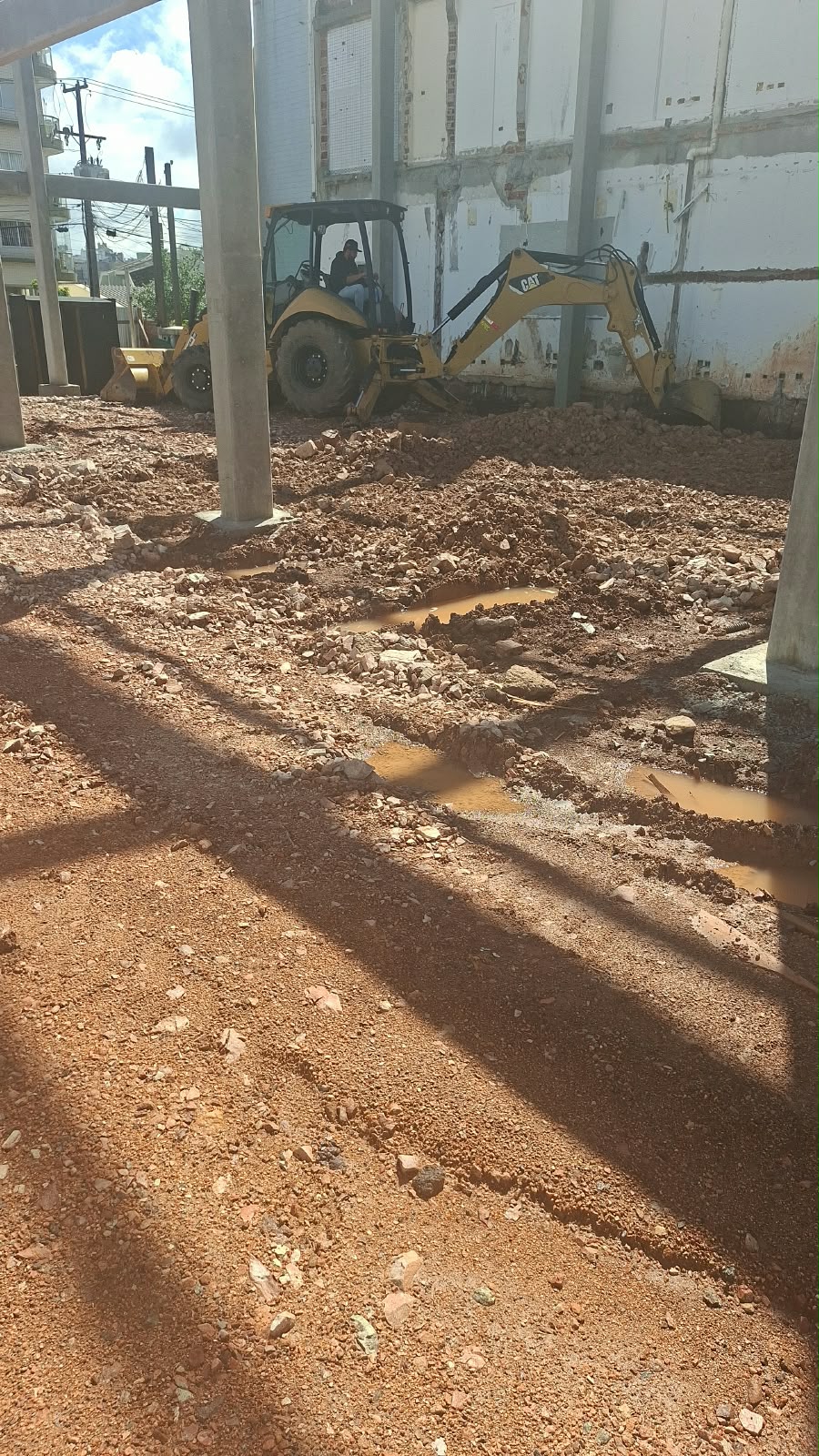 Retroescavadeira trabalhando em terreno de obra
